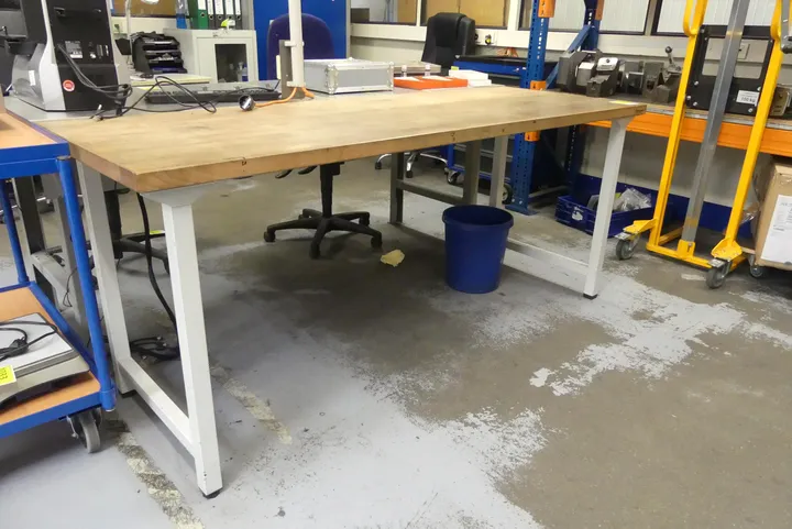 Werkstatttisch, ohne Inhalt Maße in cm ca. 200 x 70